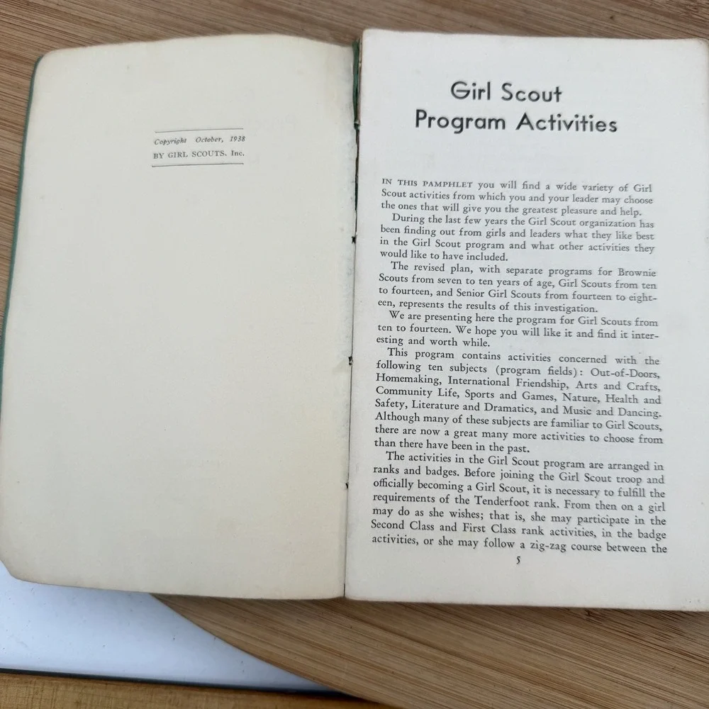 VINTAGE GIRL SCOUT - 1938 PROGRAM ACTIVITIES - RANKS AND BADGES‎ BOOK